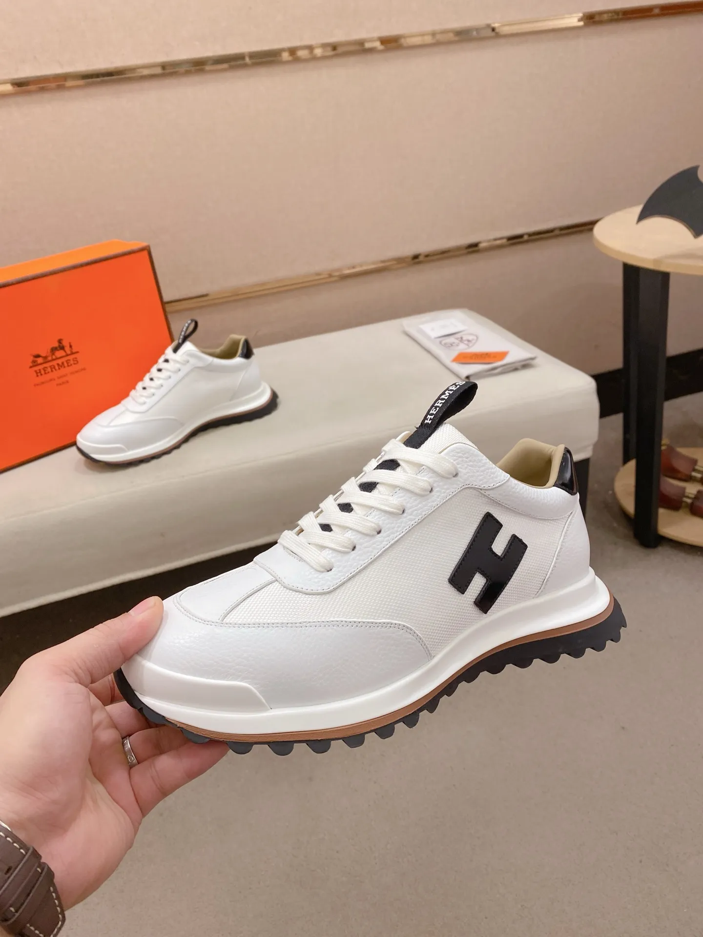 Men's shoes💰: 640💰HERMES/Hermes Leader sneakers! Tech twill, calfskin and suede goatskin sneakers featuring paneled multicolor twill, calfskin and suede. Lightweight geometric sole for a stylish urban look. Product details: White and orange rubber sole Black rubber sole with orange rubber insert Light natural leather insert White rubber toe cap Beige lambskin insole and lining Cotton strap, rubber lettering Sole height: 4cm Size: 38-39-40-41-42-43-44 (45.46 custom-made)